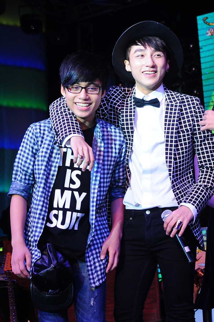 Trước tình cảm của khán giả, cũng trong dịp này, Việt Hoàng cũng cho biết, em muốn tập trung vào việc học hơn là trở nên nổi tiếng hay đi theo con đường ca hát như anh trai.