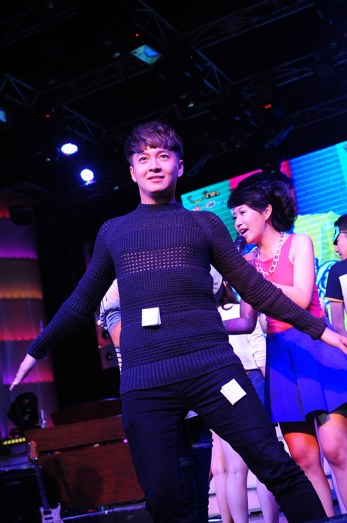 Sau ca khúc sôi động mở màn, Quốc Thiên cùng Ngô Kiến Huy đã trở thành 2 khách mời bất đắc dĩ trong phần trò chơi.