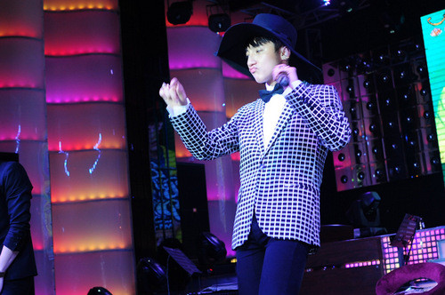 Sự kết hợp ăn ý giữa 2 giọng ca trẻ tuổi đình đám khiến khán giả bên dưới hò reo không ngớt.