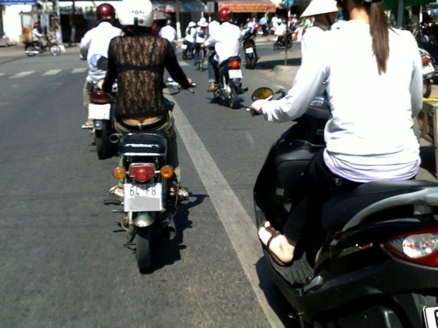 Tai hại khi mặc những chiếc quần cạp trễ mà chủ nhân của nó lại quá vô tư?!