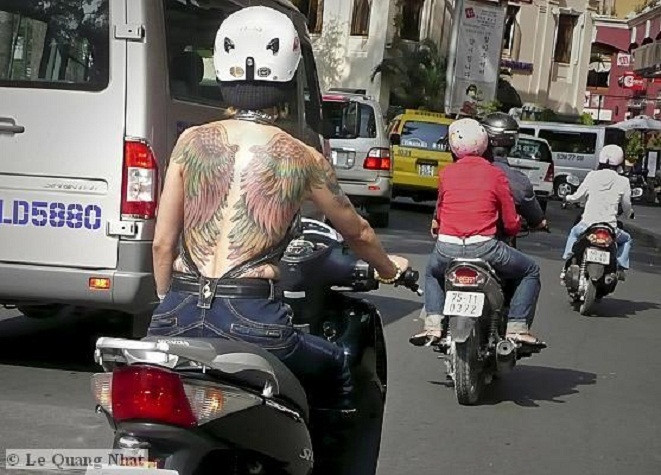 Chỉ vài năm sau nữa, những cô gái thích 'chơi trội' này có còn cảm thấy thích thú với những hình xăm rồng, phượng - không dễ dàng tẩy xóa - trên cơ thể mình?