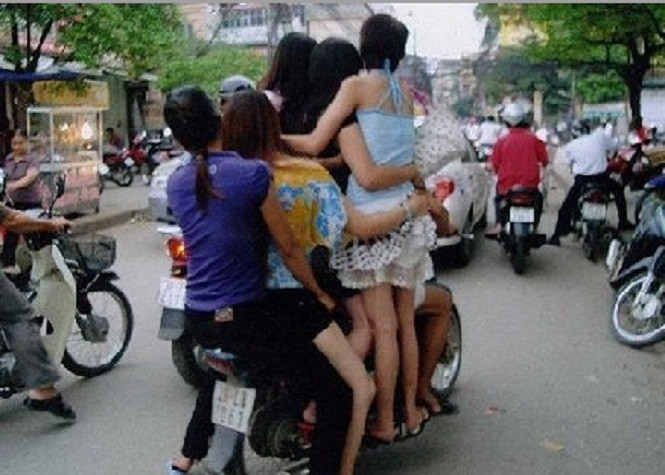 Những thiếu nữ rất xinh xắn, đáng yêu nhưng lại vô tư vi phạm luật lệ giao thông.