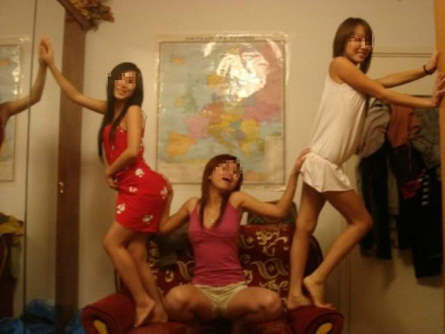 Các thiếu nữ Việt vô tư chụp những bức hình "khó đỡ" này, tung lên mạng cho mọi người xem để 'thể hiện đẳng cấp'!