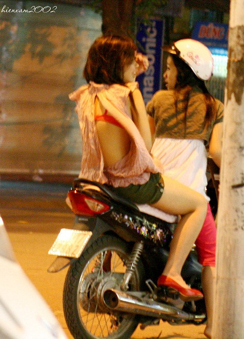 Ăn mặc hở hang giữa thanh thiên bạch nhật...