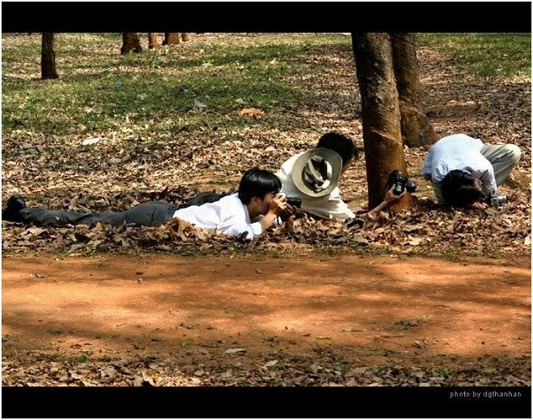 Đủ kiểu tư thế chụp ảnh, ngay cả khi phải bò ra... đất Đủ kiểu tư thế chụp ảnh, ngay cả khi phải bò ra... đất