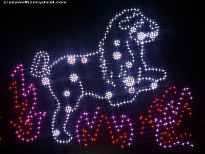 Sư Tử (23/7 - 22/8) Dường như trái tim của Sư Tử đang đập rộn ràng và đôi khi lại "loạn nhịp" thì phải. "Thủ phạm" là một người đang cố gắng thể hiện tình cảm với bạn bằng những hành động rất lãng mạn, ngọt ngào khiến cho bạn không thể nào không cảm động được. Nhưng dù sao, hãy suy nghĩ thật kỹ trước khi gật đầu đồng ý. Sư Tử (23/7 - 22/8) Dường như trái tim của Sư Tử đang đập rộn ràng và đôi khi lại "loạn nhịp" thì phải. "Thủ phạm" là một người đang cố gắng thể hiện tình cảm với bạn bằng những hành động rất lãng mạn, ngọt ngào khiến cho bạn không thể nào không cảm động được. Nhưng dù sao, hãy suy nghĩ thật kỹ trước khi gật đầu đồng ý.