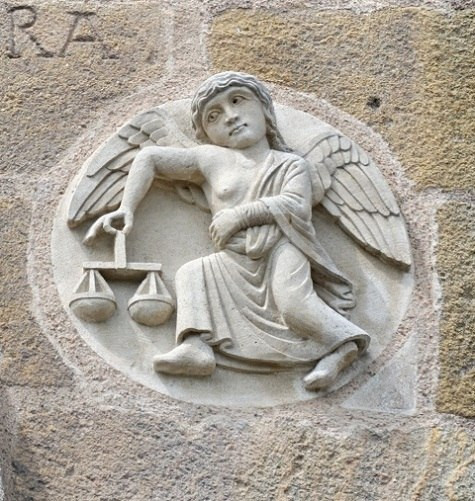 Thiên Bình (23/9 - 22/10) Không có nhiều sự lựa chọn tốt dành cho Thiên Bình, nhưng cũng đừng vì thế mà "nhắm mắt chọn bừa" nhé. Bạn cần giữ cho đầu óc luôn sáng suốt thì mới có thể có những quyết định đúng. Thiên Bình hãy dành sự ưu tiên trong ngày này cho gia đình và chuyện học hành của bản thân mà thôi.