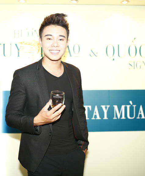 Top 3 Vietnam Idol 2013 Đông Hùng cũng góp mặt tại sự kiện Top 3 Vietnam Idol 2013 Đông Hùng cũng góp mặt tại sự kiện