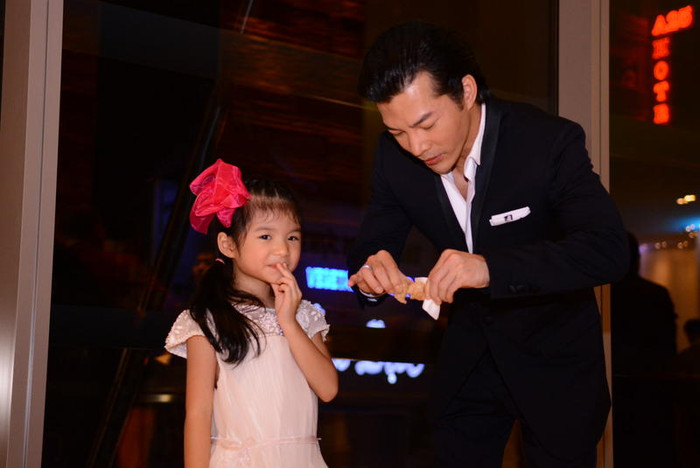 Trần Bảo Sơn luôn chăm sóc cho con gái Bảo Tiên chu đáo khi không có vợ theo cùng.