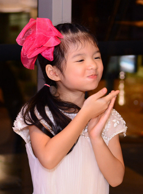 Cô bé vui vẻ khi được ba chăm sóc.