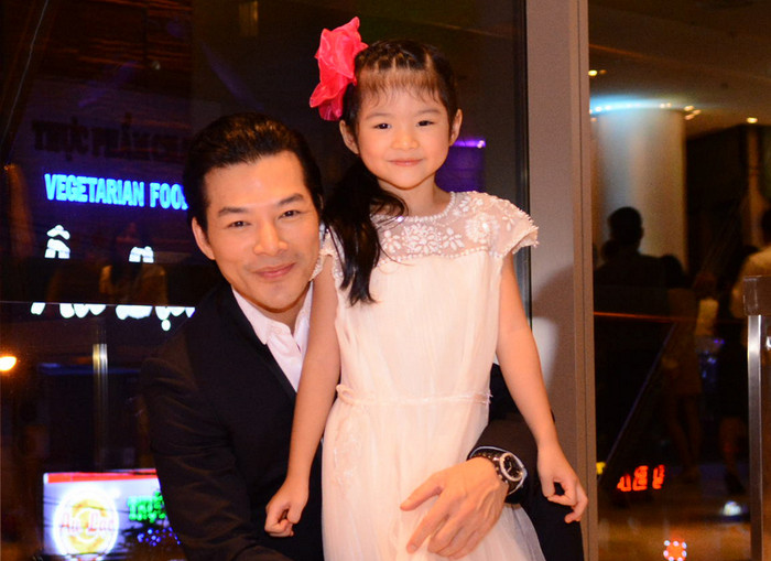 Bảo Tiên tươi cười cùng ba dự sự kiện.