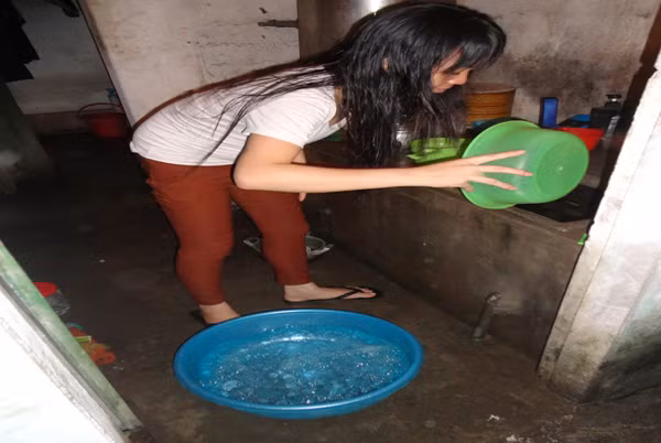 Đổ cả đá lạnh vào nước để "giải nhiệt"