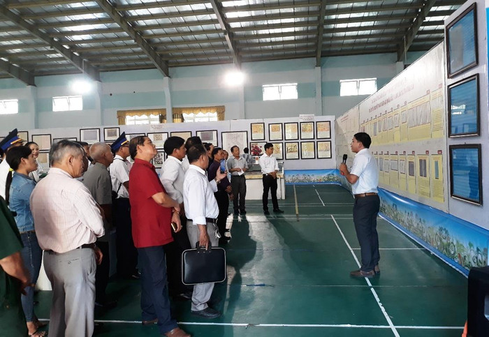 Trưng bày tư liệu với chủ đề “Hoàng Sa, Trường Sa của Việt Nam – Những bằng chứng lịch sử và pháp lý”. Trưng bày tư liệu với chủ đề “Hoàng Sa, Trường Sa của Việt Nam – Những bằng chứng lịch sử và pháp lý”.