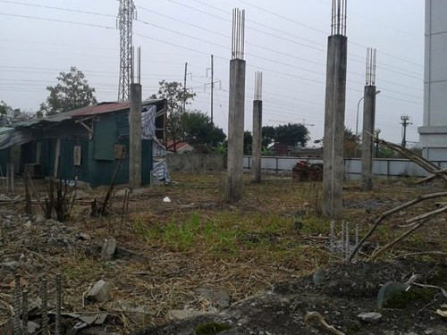 Dự án Khu nhà ở tái định cư và kinh doanh ở phường Phú Thượng, quận Tây Hồ, Hà Nội do Housing Group liên doanh với Công ty Xây lắp hóa chất thực hiện bắt đầu thu tiền mua căn hộ của khách hàng từ năm 2007, tuy nhiên đến nay dự án mới với chỉ xong phần móng, trong công trường vắng bóng đơn vị thi công. Dự án Khu nhà ở tái định cư và kinh doanh ở phường Phú Thượng, quận Tây Hồ, Hà Nội do Housing Group liên doanh với Công ty Xây lắp hóa chất thực hiện bắt đầu thu tiền mua căn hộ của khách hàng từ năm 2007, tuy nhiên đến nay dự án mới với chỉ xong phần móng, trong công trường vắng bóng đơn vị thi công.