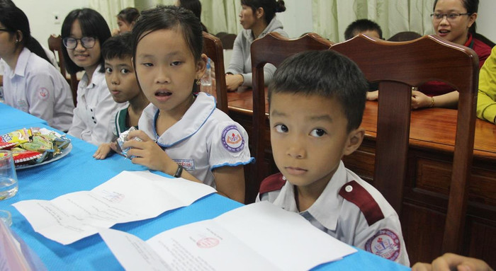 Niềm vui của những cô, cậu học trò nhỏ khi được nhận học bổng. Ảnh: AN Niềm vui của những cô, cậu học trò nhỏ khi được nhận học bổng. Ảnh: AN