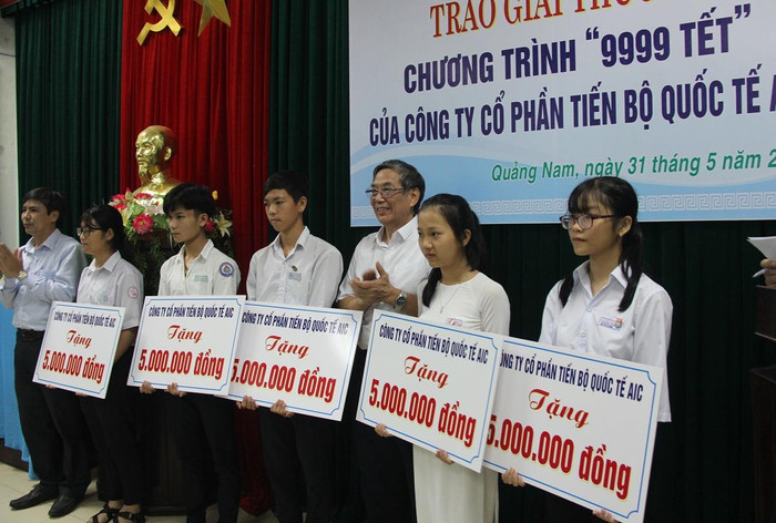 Ông Lê Vinh - Phó tổng Giám đốc Công ty AIC và ông Nguyễn Hoàng Nam đại diện lãnh đạo sở giáo dục Quảng Nam trao học bổng cho học sinh. Ông Lê Vinh - Phó tổng Giám đốc Công ty AIC và ông Nguyễn Hoàng Nam đại diện lãnh đạo sở giáo dục Quảng Nam trao học bổng cho học sinh.