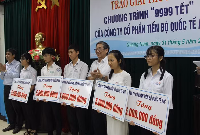 Ông Lê Vinh - Phó tổng Giám đốc Công ty AIC và ông Nguyễn Hoàng Nam đại diện lãnh đạo sở giáo dục Quảng Nam trao học bổng cho học sinh. Ông Lê Vinh - Phó tổng Giám đốc Công ty AIC và ông Nguyễn Hoàng Nam đại diện lãnh đạo sở giáo dục Quảng Nam trao học bổng cho học sinh.