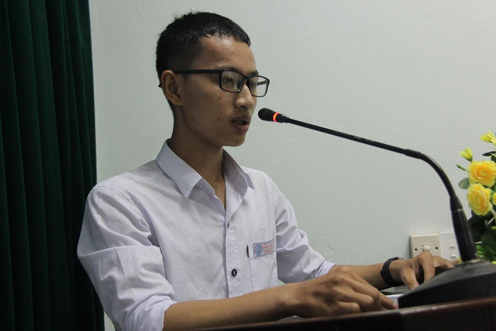 Em Lê Huỳnh Tài thay mặt các học sinh nhận học bổng đợt này nói lời cảm ơn thầy, cô và công ty AIC. Em Lê Huỳnh Tài thay mặt các học sinh nhận học bổng đợt này nói lời cảm ơn thầy, cô và công ty AIC.