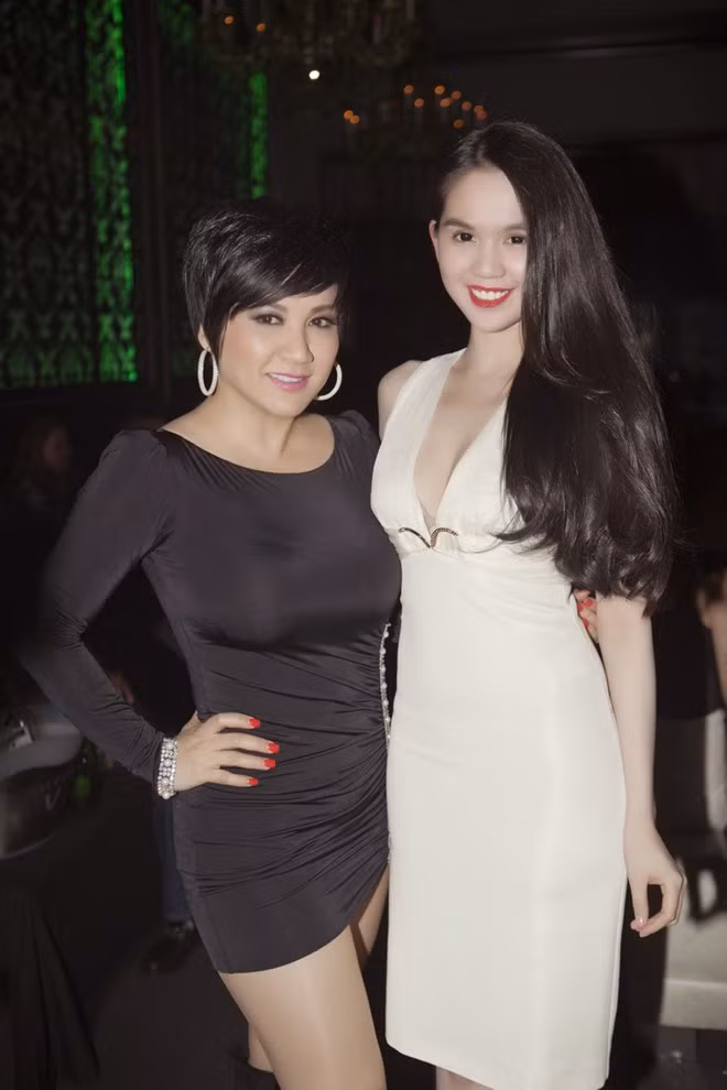 Ngọc Trinh thân thiết chụp ảnh cùng ca sĩ Trizzie Phương Trinh tại buổi biểu diễn.