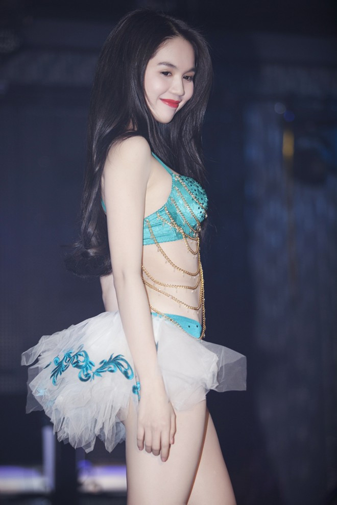 Ngọc Trinh vẫn xuất hiện với bộ thời trang nội y thường thấy, khoe da trắng sáng rạng ngời. Ngọc Trinh vẫn xuất hiện với bộ thời trang nội y thường thấy, khoe da trắng sáng rạng ngời.