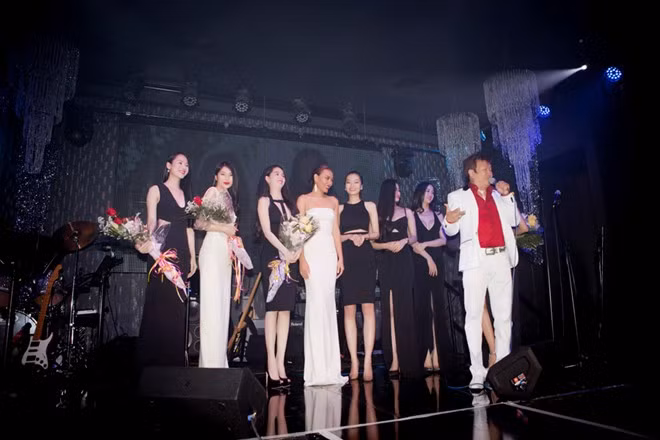 Toàn cảnh sân khấu sang trọng trong đêm diễn lần này.