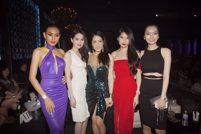 Các người đẹp của công ty Venus khoe sắc bên cạnh nữ ca sĩ Thu Phương.