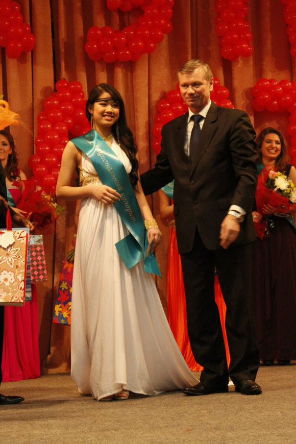 Và giành lấy ngôi vị cao quý