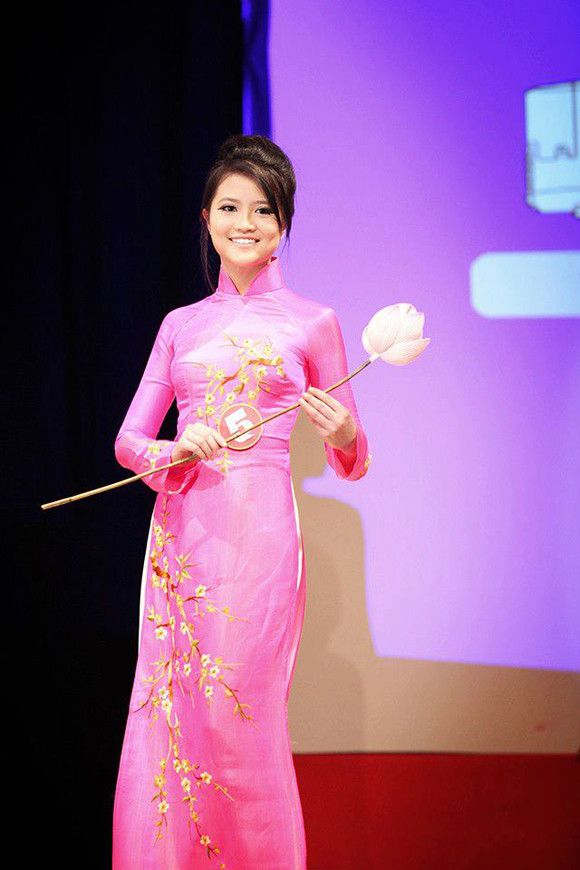 Vẻ thướt tha của Hà Ngân trong phần thi áo dài