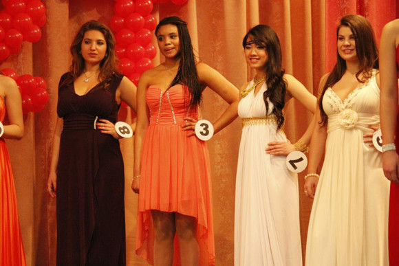 Cô gái Việt sáng vai cùng các người đẹp Nga