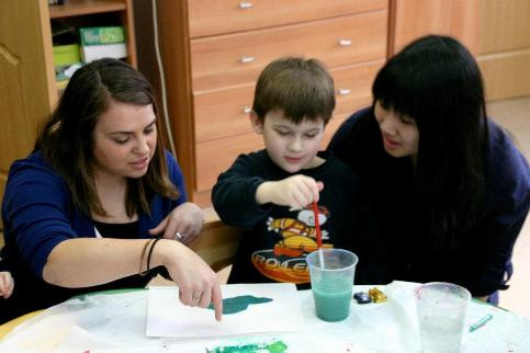 Phương Linh trong chuyến phiên dịch cho tổ chức từ thiện của Mỹ