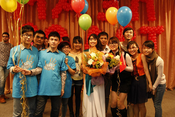 Dung và bạn bè ăn mừng chiến thắng