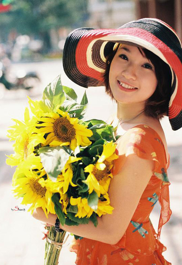 Minh Hiền gây ấn tượng với người đối diện bởi khuôn mặt khả ái và nụ cười ngọt ngào