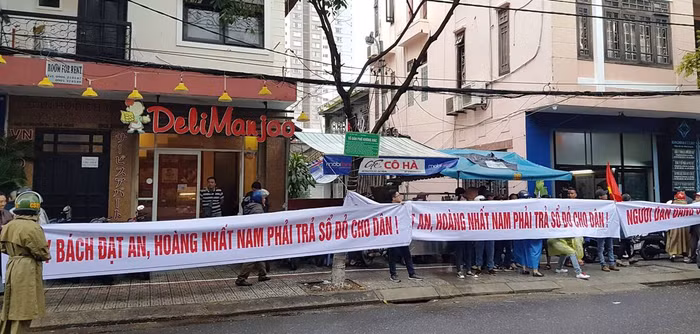 Người dân căng băng rôn trước trụ sở của công ty Bách Đạt An đòi sổ đỏ.