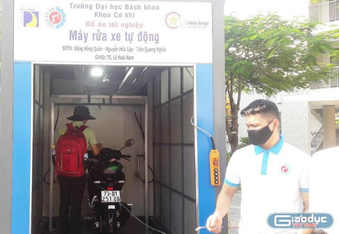 Sản phẩm máy rửa xe tự động của nhóm Quân tại triển lãm BKDN Techshow - 2021. Ảnh: AN