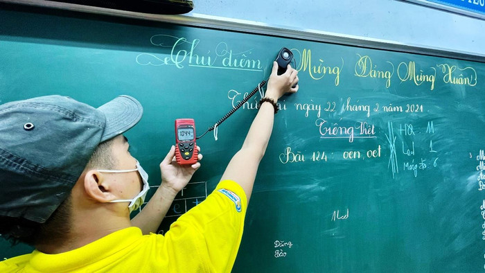 Đảm bảo ánh sáng trong trường học để giúp học sinh tránh các bệnh về mắt. Ảnh: T.TR