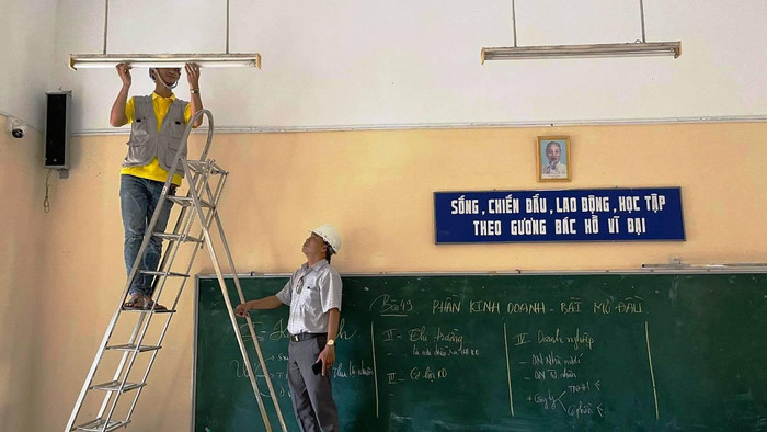 Lắp đặt hệ thống chiều sáng mới cho các trường ở cố đô Huế. Ảnh: T.Tr