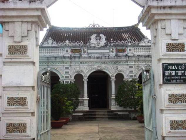 Dấu xưa của ngôi nhà họ Huỳnh, nay vẫn còn nguyên, không thay đổi ở 225A đường Nguyễn Huệ, phường 2, thành phố Sa Đéc, tỉnh Đồng Tháp. Ngôi nhà được khởi công xây dựng năm 1895, toàn bằng gỗ, kiến trúc theo ba gian, hai chái phổ biến ở Nam Bộ. Năm 1917, ngôi nhà được xây dựng lại theo phong cách Tây pha trộn Việt Nam, đặc biệt cao và có chiều sâu hơn, nhà xây bằng gạch với mái ngói xanh, mái vòm với khu vườn bao quanh; tổng diện tích lên đến 600 mét vuông