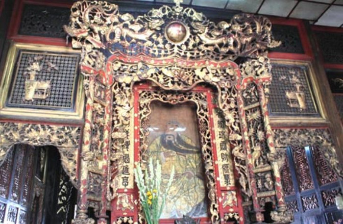 Gian giữa đặt một khám thờ Quan Công rất lớn