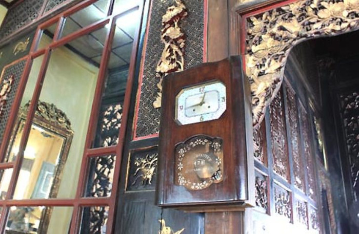 Chiếc đồng hồ thời Pháp của gia đình đến nay vẫn còn hoạt động.
