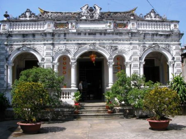 Nội thất trung tâm là bàn thờ Quan Công và thờ tổ tiên, mọi vật dụng, giường tủ, bàn, ghế được chạm khắc tinh xảo.