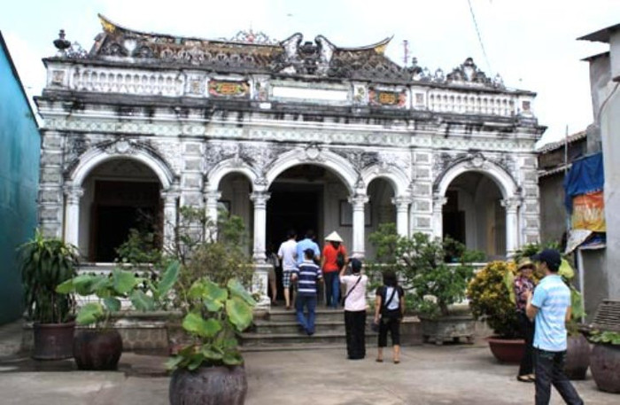 Mặt ngoài ngôi nhà cổ có kiến trúc phương Tây pha trộn kiểu Hoa