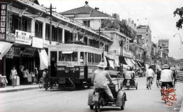 ... Tàu điện luôn được ông chủ Trương Văn Bền gắn các logo quảng cáo, theo ý ông đó là những biển quảng cáo di động mang lại danh tiếng thương hiệu cho sản phẩm của mình ... Tàu điện luôn được ông chủ Trương Văn Bền gắn các logo quảng cáo, theo ý ông đó là những biển quảng cáo di động mang lại danh tiếng thương hiệu cho sản phẩm của mình