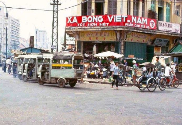 Khắp các ngã tư con phố Sài Gòn trước kia đều có các biển quảng cáo hãng xà bông của nhãn hàng Trương Văn Bền Khắp các ngã tư con phố Sài Gòn trước kia đều có các biển quảng cáo hãng xà bông của nhãn hàng Trương Văn Bền