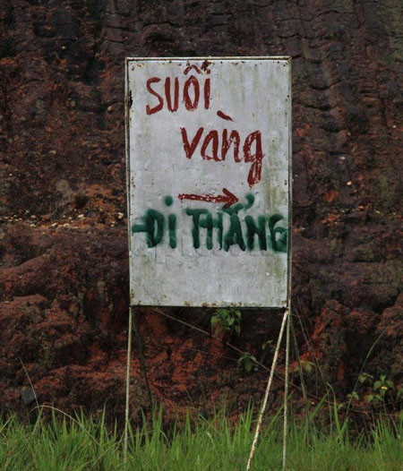 Đường xuống suối vàng.