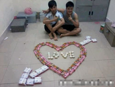 Tình yêu mỳ tôm trứng.