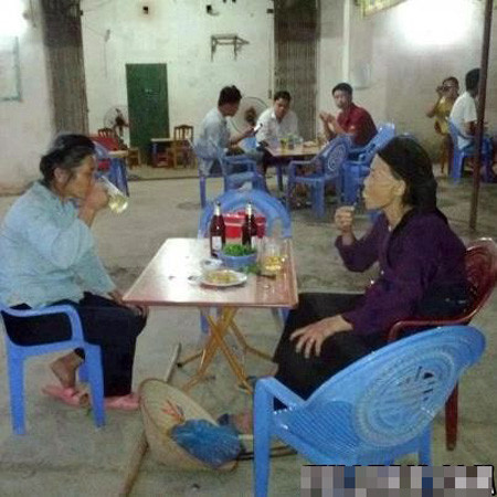Khi cụ bà... nhậu.