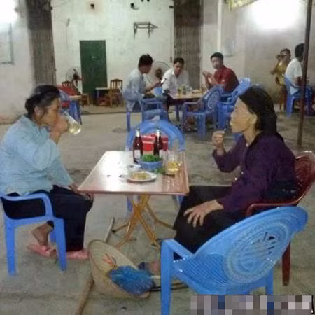 Khi cụ bà... nhậu.