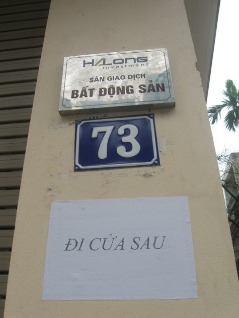 Khách hàng phải chú ý "đi cửa sau" khi đến Công ty Hạ Long liên hệ công việc