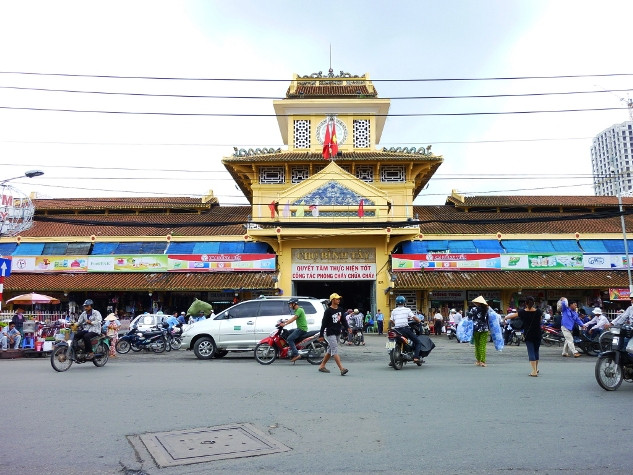 Trước khi được Quách Đàm mua lại, chuyển đất ruộng thành đất thổ trạch, rồi tự mình xuất tiền để xây dựng một khu chợ đồ sộ, được người dân quen gọi là chợ Quách Đàm, khu đất này là vùng đất ruộng sình lầy.