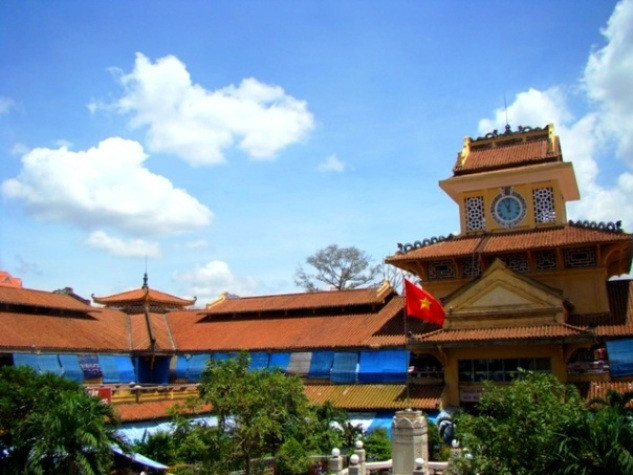 Tháp giữa vươn cao có 4 mặt đồng hồ, có “lưỡng long chầu châu”, 4 góc có 4 chòi nhỏ, toàn bộ mái chợ lợp bằng ngói âm dương theo kiểu chồng lớp để tạo sự thông thoáng.